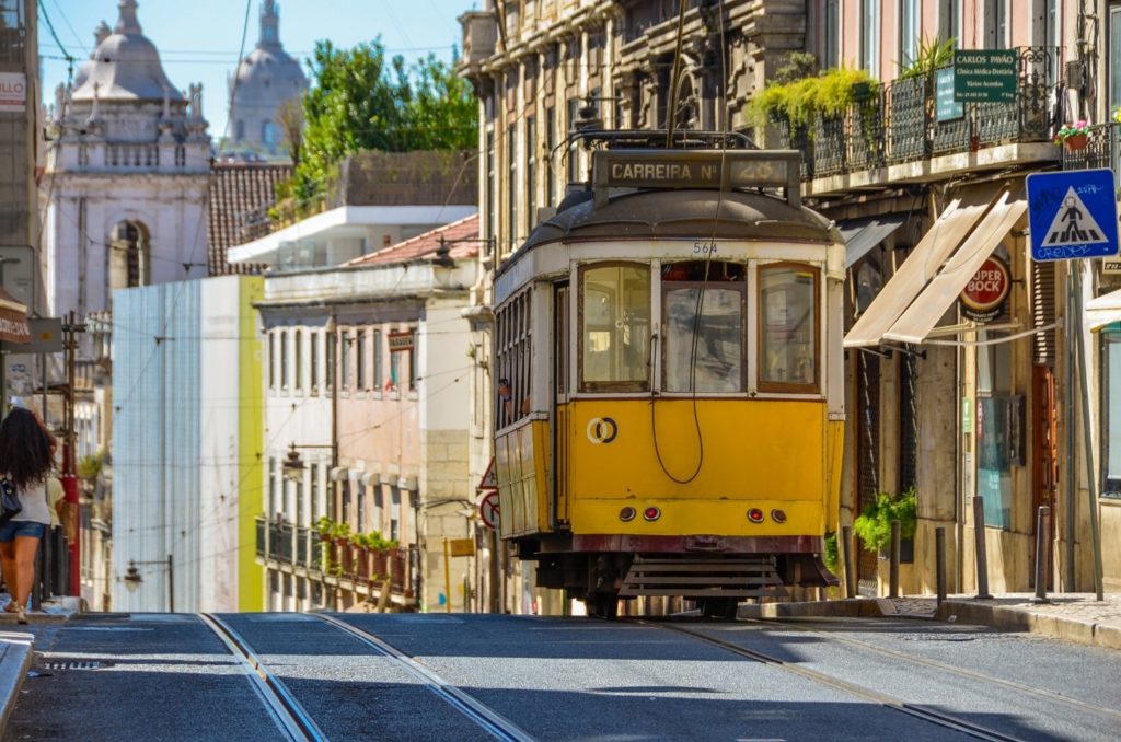 Żółty tramwaj nr 28 – Alfama, najstarsza dzielnica Lizbony