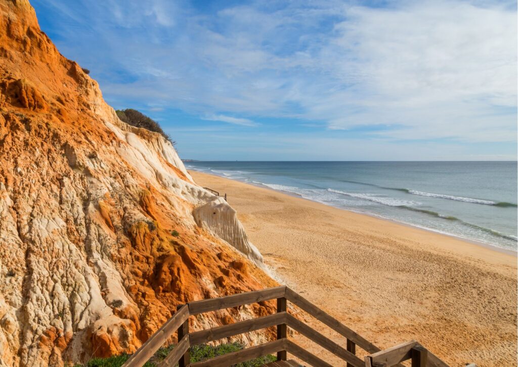 Plaża Praia da Falesia w Portugalii