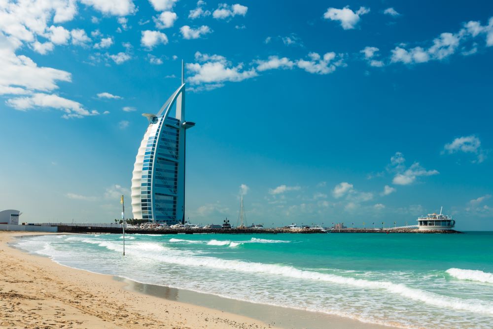 Widok na Burj Al Arab w Dubaju