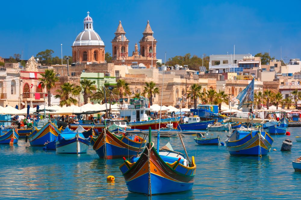 kolorowe łodzie luzzu w wiosce rybackiej Marsaxlokk na Malcie
