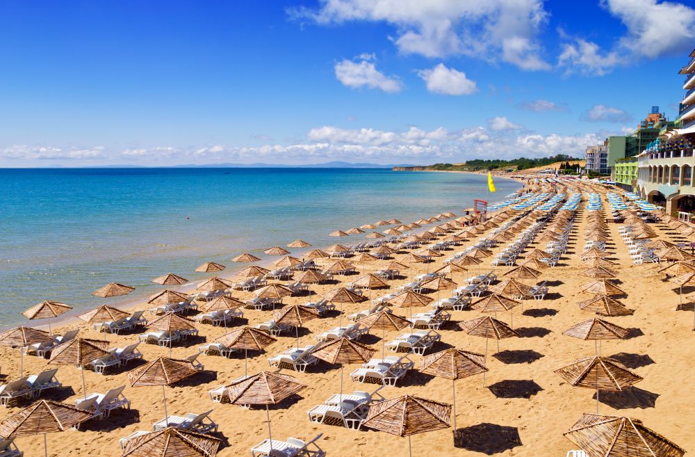 szerokie piaszczyste plaże z parasolami i leżakami w Bułgarii