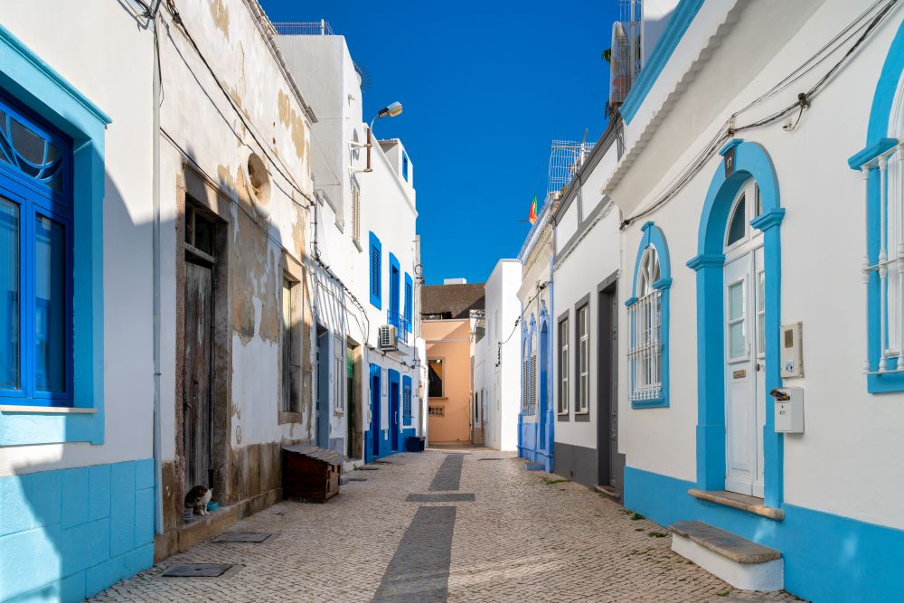 białe domy z niebieskimi akcentami w miejscowości Olhao w portugalskim Algarve